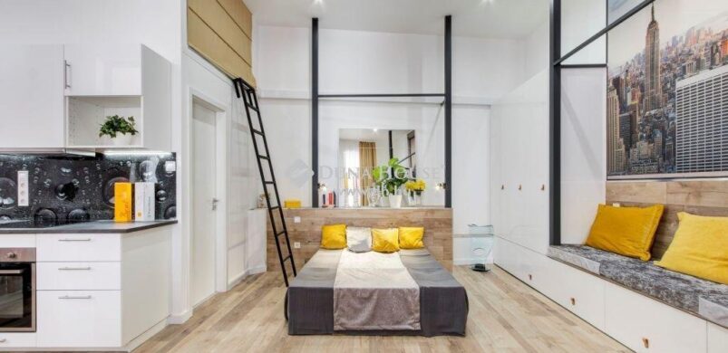 Egy szürke-sárga, modern otthon a Palotanegyedben