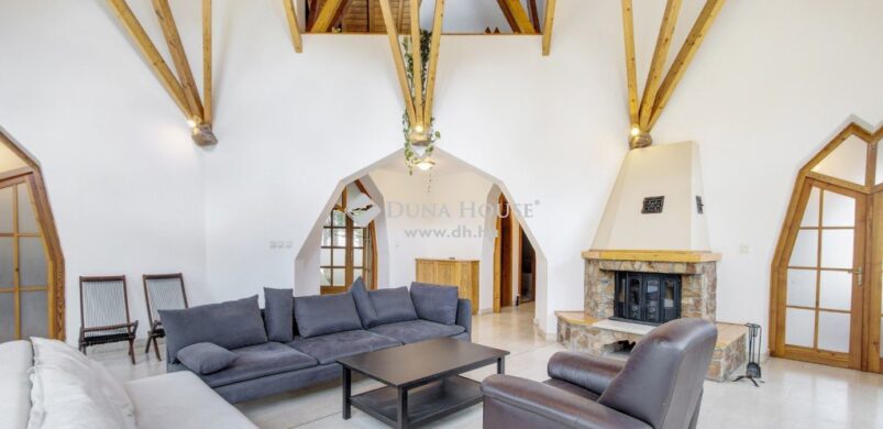 Egy Makovecz stílusú „katedrális-otthon” a Svábhegyen