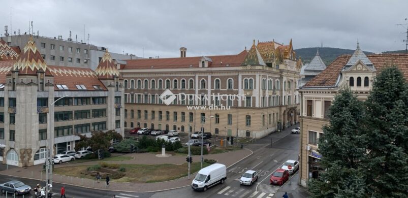 A hét ingatlana: szoba kilátással Pécs egyik legjobb terén!