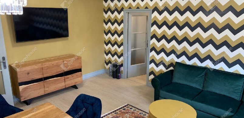 Trend-kereső: szín és minta kavalkád egy békési lakásból