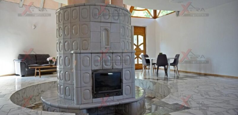 Ilyen egy szinte teljesen üres, Makovecz-stílusú szegedi ház