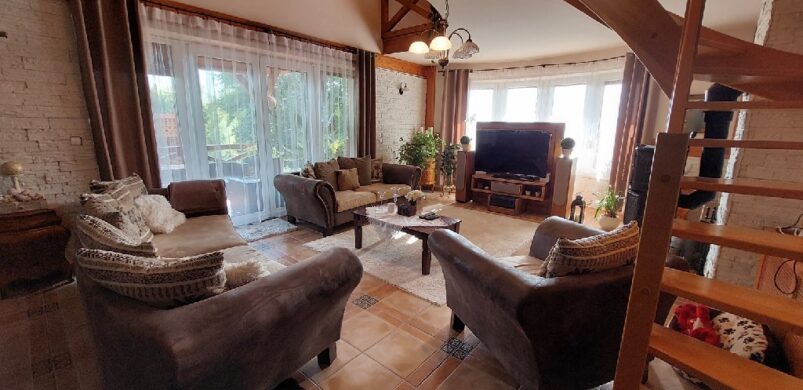 Egy aranybarnába öltöztetett pátkai ház