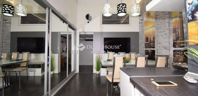 Eladó egy lakás a debreceni Püspöki Palotában!