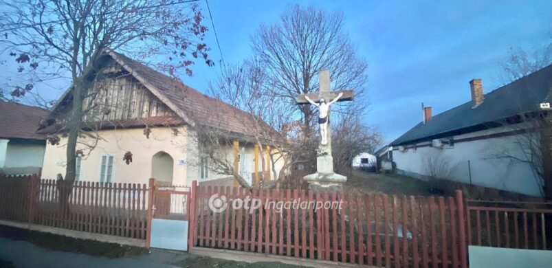 Gerendás mennyezet és tágas telek 5,8 millióért?