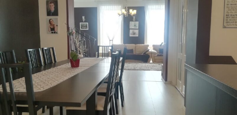 Na így is lehet élni Pakson, avagy eladó egy helyi villa!