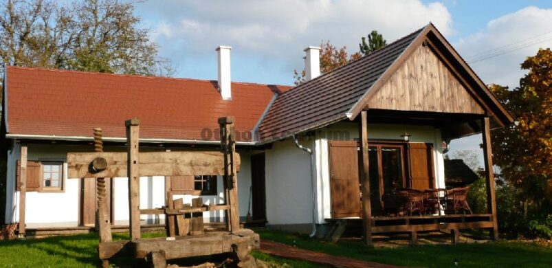 Egy borona- és szaunaház napelemmel, Magyarszombatfán