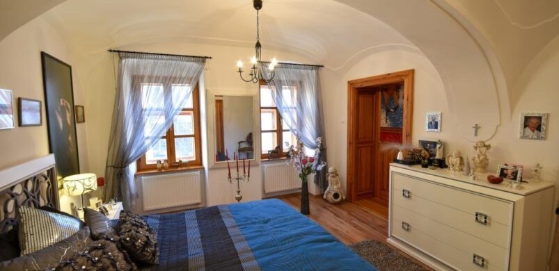 Boltozatos tornác és késő barokk hangulat Veszprémben