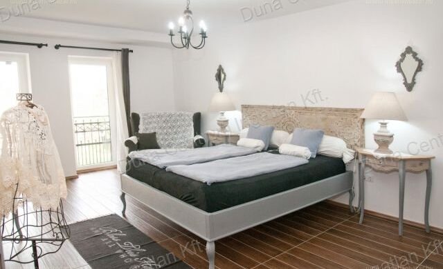 Franciás stílus Gyenesdiás egyik 600 milliós ingatlanában