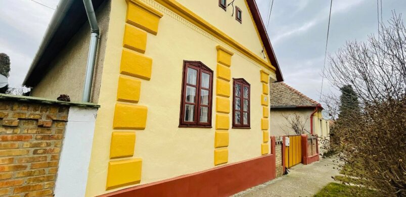 Sárga ház Véménden, ahol tuti nem őrül meg. Sőt!
