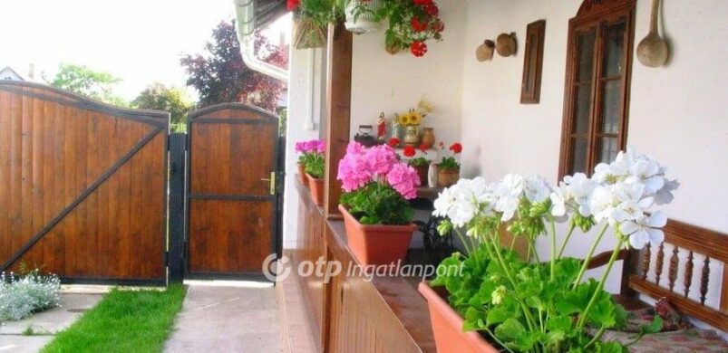 11 millióért autentikus, teljesen felújított parasztház? Tiszanánán akad!