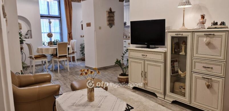 A hét színpárja: fehér és karamell egy Pápa városi otthonban!