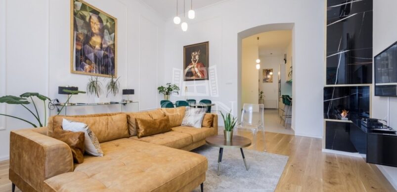 VII. kerületi luxus: Egy lakás ahol még Mona Lisa is mosolyog!