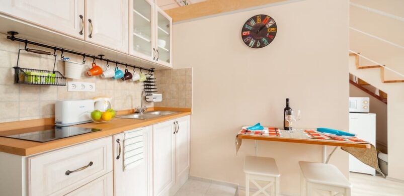 Így dobd fel színekkel a fehér lakást! Avagy egy Dohány utcai szépség…