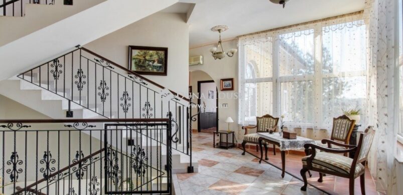 Kastély jellegű villa? Biatorbágyon akad!