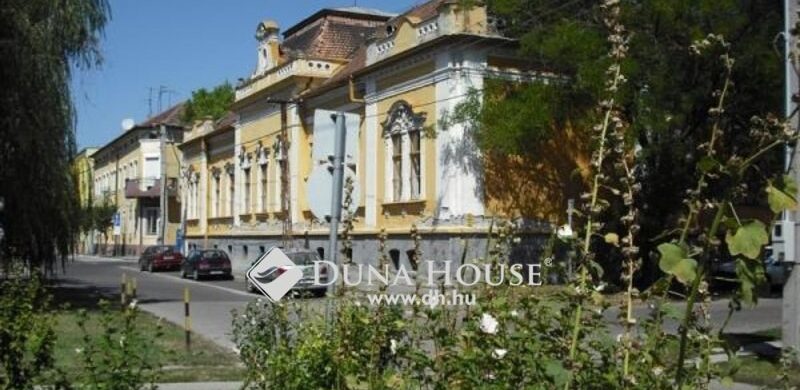 Neoklasszicista villaépület Kecskeméten 320 millióért eladó!