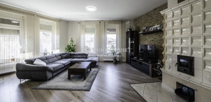 Egy modern, belső kétszintes lakás és egy csodás kályha!