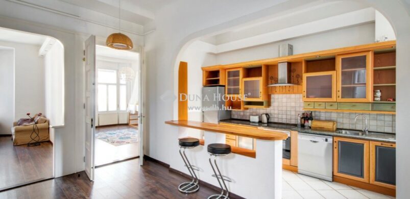 Jó példa a IX. kerületből avagy így kell összenyitni egy lakás tereit!