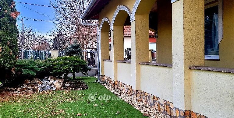 A hét jászberényi ingatlana: egy tornácos ház, macskával