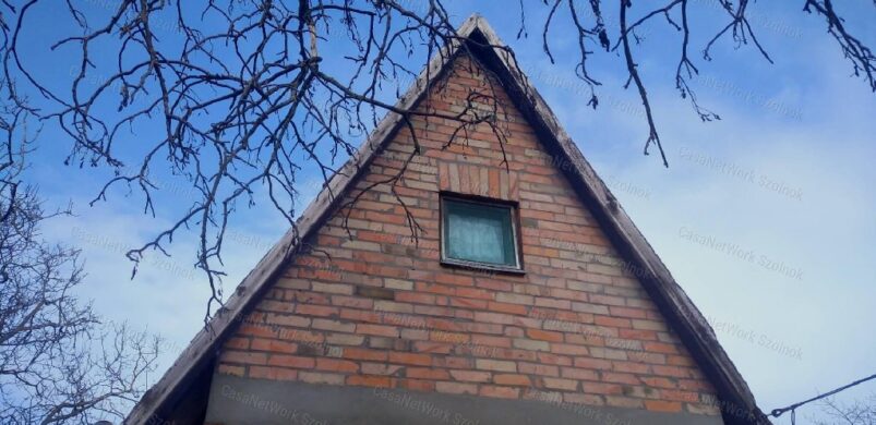 Kicsi téglaház nagy víznél Öcsödön eladó!