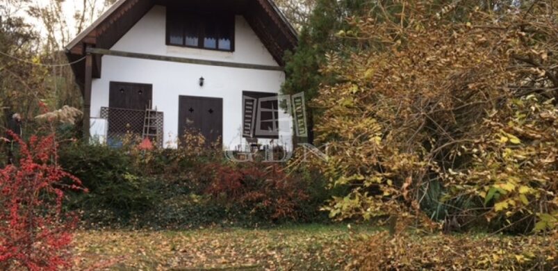 A nyugalom szigete Esztergomban, 22 millióért?