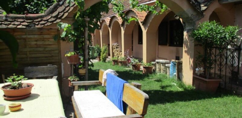 Két ház egy telken, avagy élet 215 nm-en, Szigetmonostoron