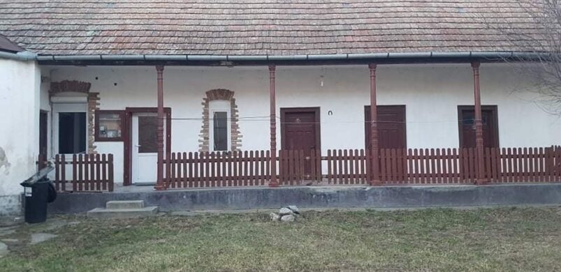 Ház saját kápolnával Szakályban eladó