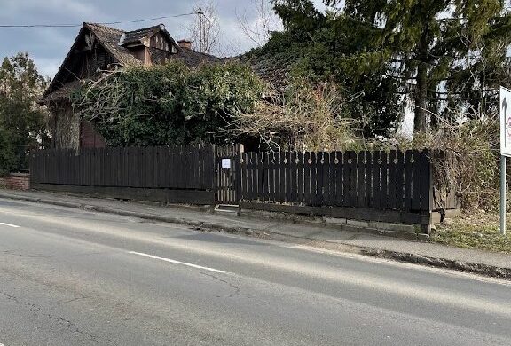 Íme egy felújításra szoruló, dombóvári meseházikó 