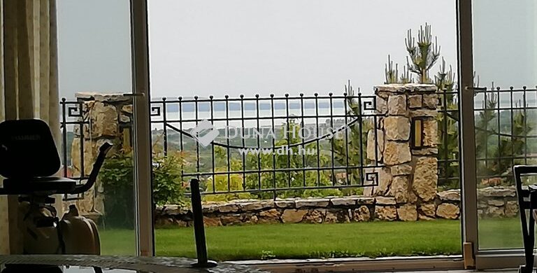 Íme egy közel félmilliárdot érő füredi villa, megfizethetetlen panorámával