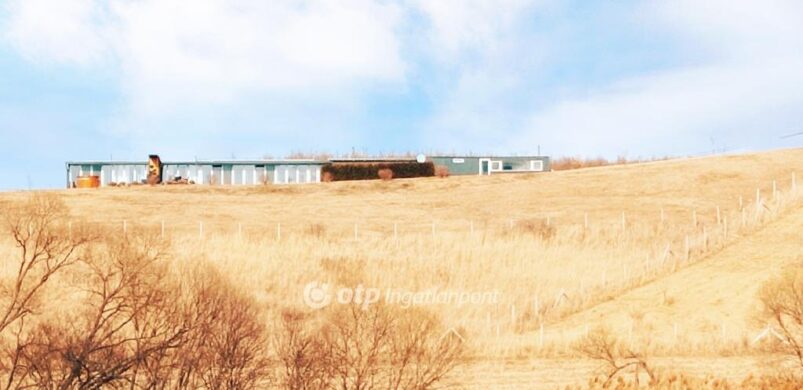 Könnyűszerkezetes ritkaság: üveg-panoráma Mályinka lankáin