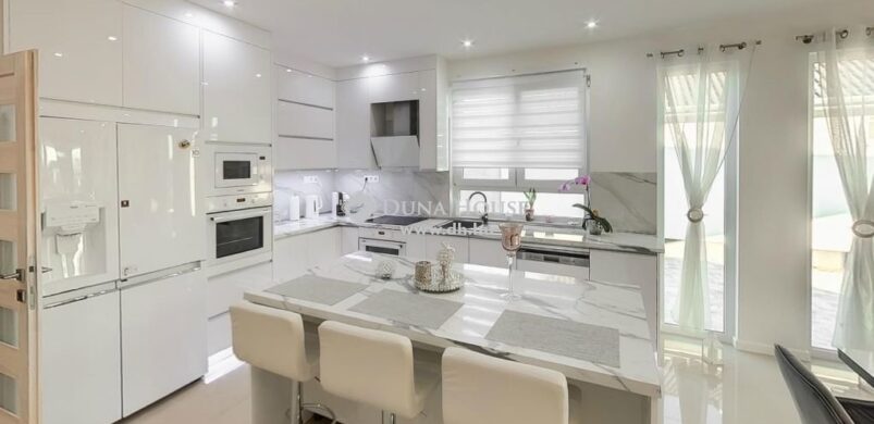 Hófehér ragyogás egy 110 milliós kecskeméti családi házban