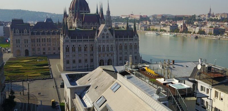 Ahol távcsővel csak óvatosan nézelődnénk: tetőteraszos lakás a Parlamentnél!