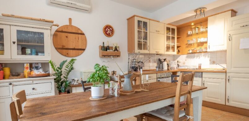 Polgári hangulat egy modernebb szegedi lakásból