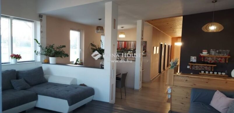 Elegáns terek, ízléses anyagok Szolnokon, 128 millióért