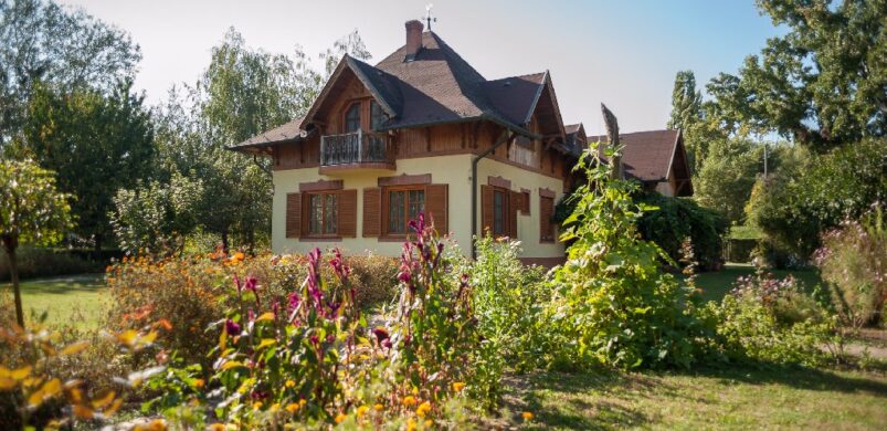 A nyugalom szigete: luxus és csodás élővilág Cibakháza egyik eladó birtokán!