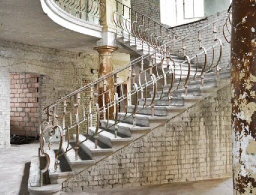 Szebb napokat látott kastély felújító királyfiját várja Vácon!