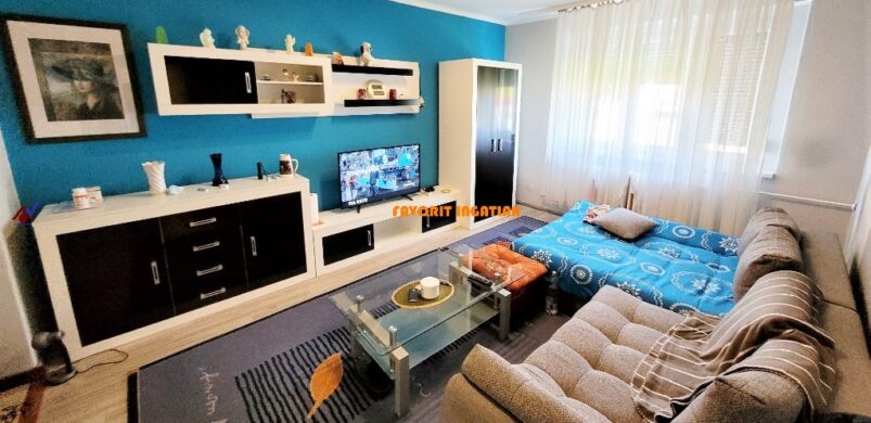 Még mindig szuper megoldás egyetlen fal színesre festése!