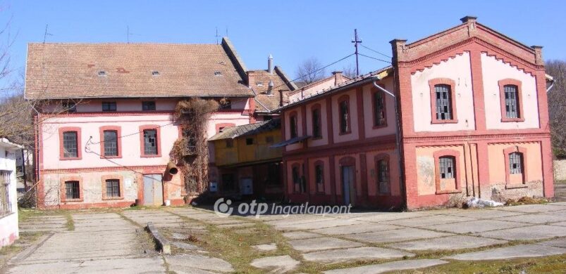 Bárcsak valaki megmentené Hőgyészen ezt a csodás ipari épületet!