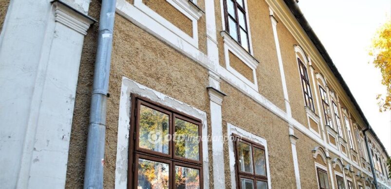 Felújítva vagy anélkül is kérhető Kőszeg egyik klasszikus lakását