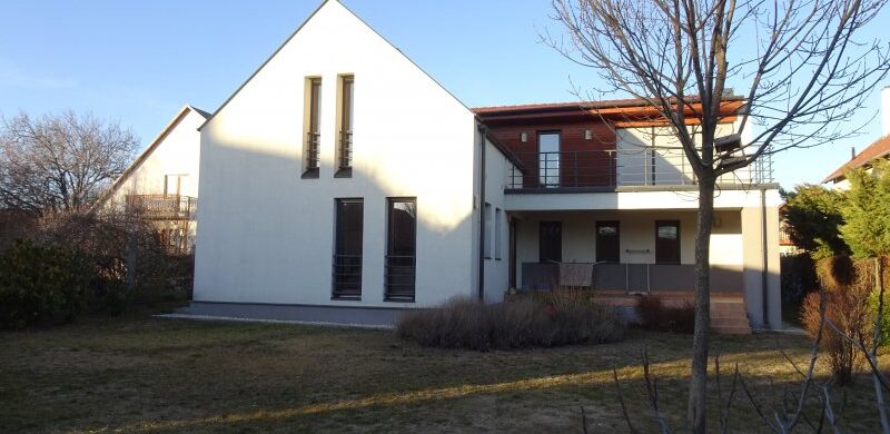 Modern vonalak almádi területén, avagy egy 185 milliós ház képei