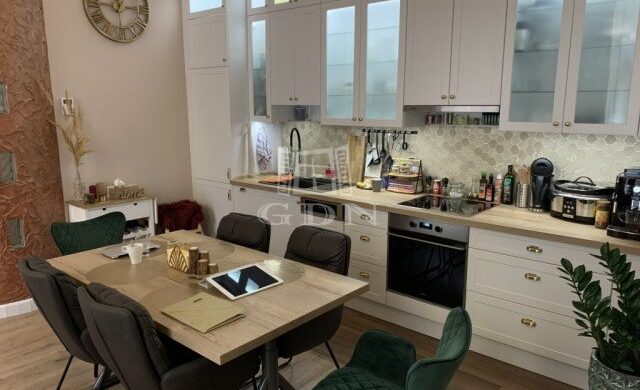 Történelmi ajánlat: eladó egy lakás a Hadik-házban