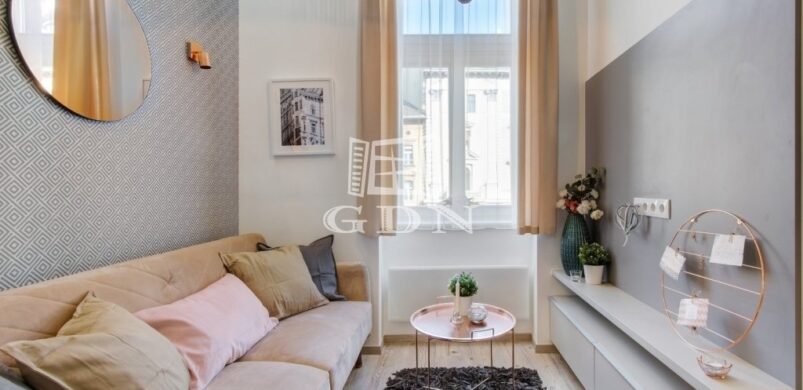 Ilyen a jó felújítás: egy kis lakás az Orczy útnál