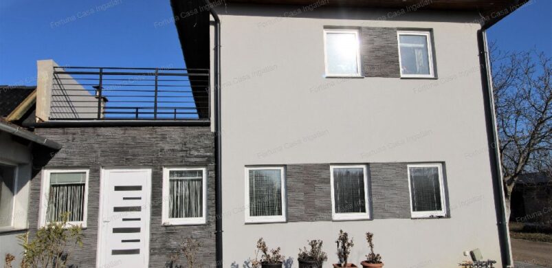 Szürke-fehér, márvány és kő: egy kecskeméti szuper ház!