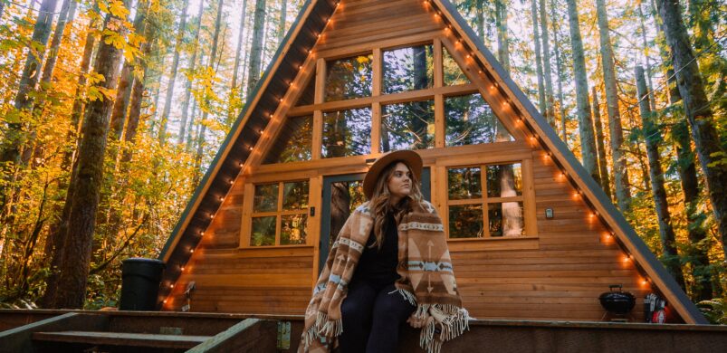 Apostagon valaki csúcsra járathatja az alpesi faház divatot!