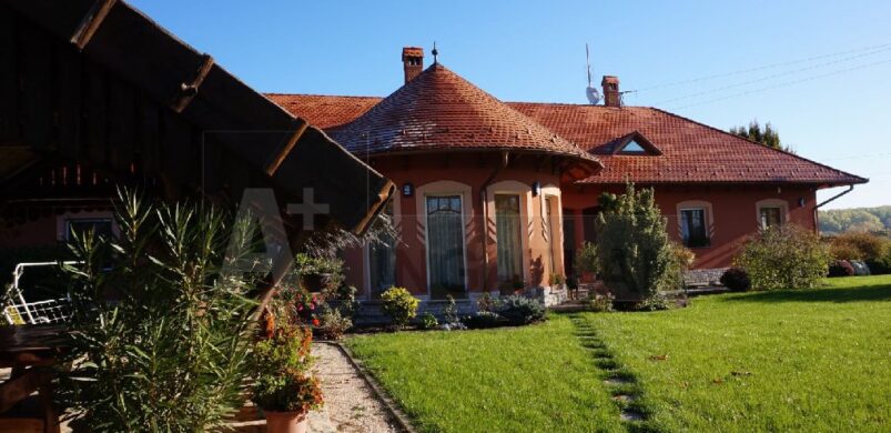 Családi fészek munkásszállással és melegházakkal eladó!