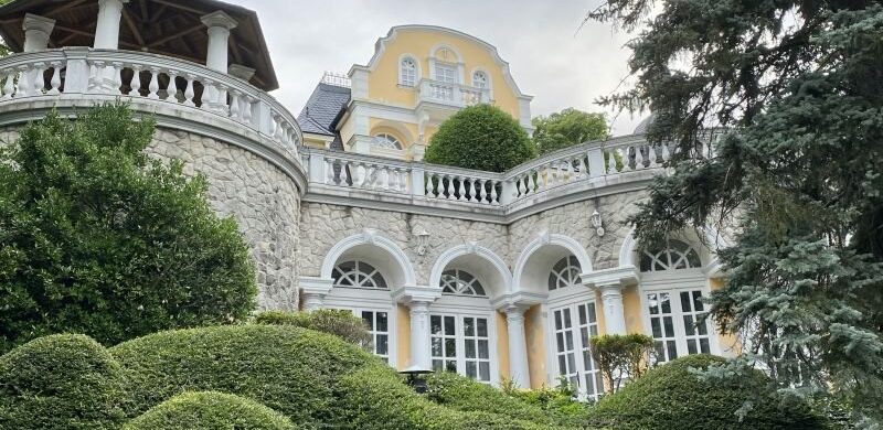 Élet Istenhegyen 1,79 milliárdért: jöhet?