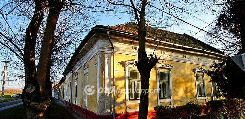 Egy polgári lakóház, két ígéretes lakás Csongrádon. Na de 27 millióért?