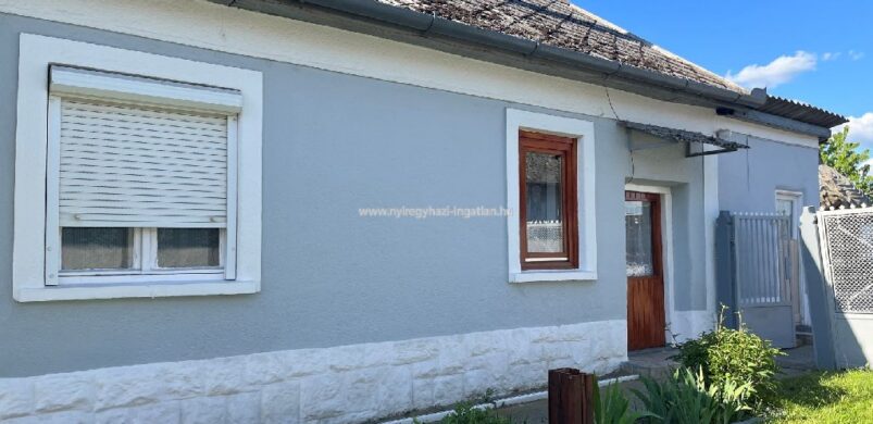 Kívül már takaros a Magyar utcán kínált retro házikó!