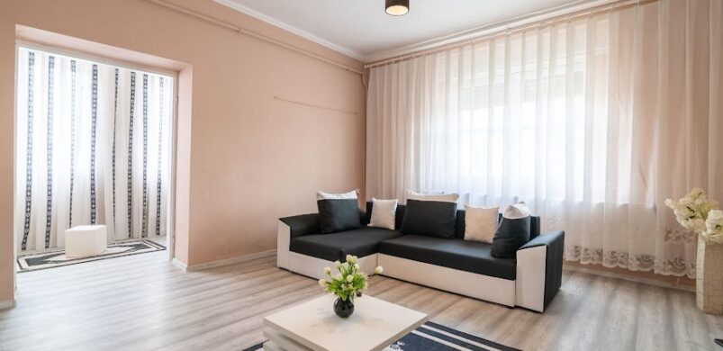 Púder rózsaszín és halvány szürke: egy trendi ház Decsen!