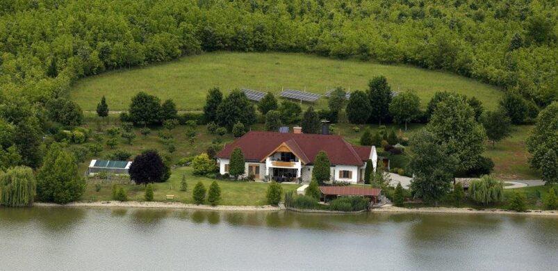 Egy lélegzetelállító, eladó otthon a tó partján, Varsádon!