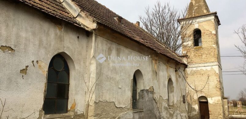 Minden eladó! Avagy egy felújítandó templom Mezőlakon…